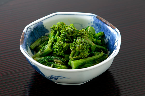 黒っぽい小豆色のお盆に置いて撮影。料理イメージ画像・春の料理・無料画像・無料写真