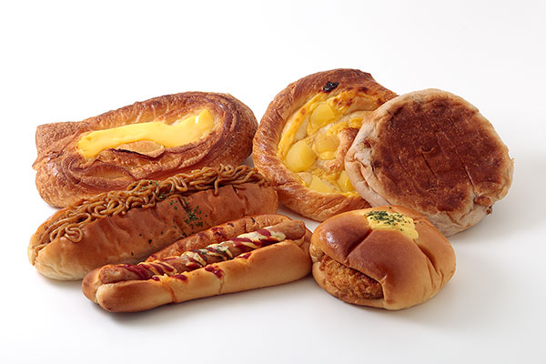 調理パン、総菜パン6種類を直に白いバックに置いて1カット