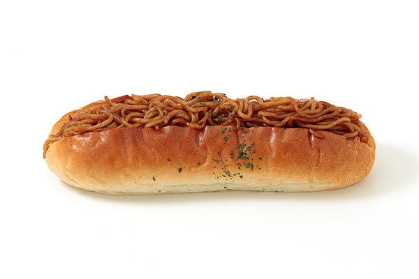 コッペパンに焼きそば挟んだパンを白い背景で撮影した画像1点