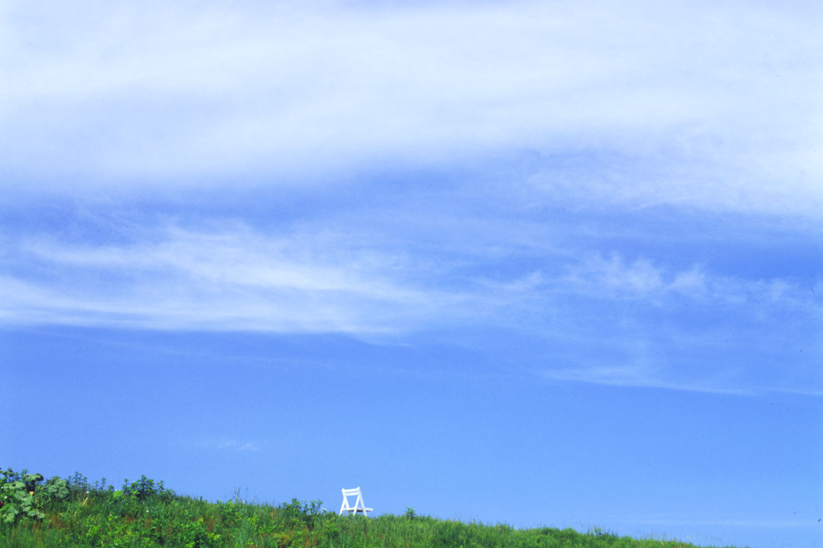e48-青空」　青空と白い椅子