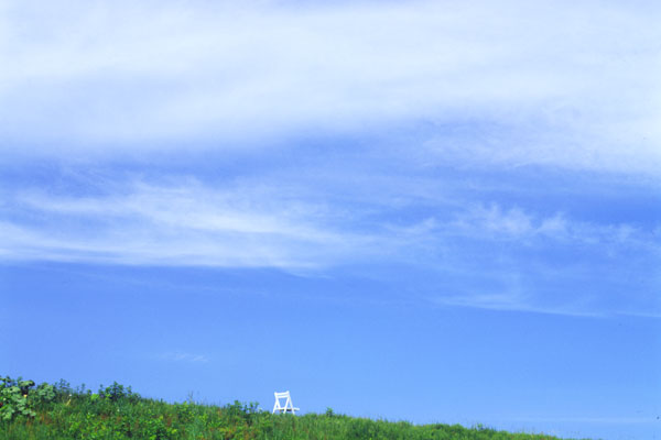 青空と白い椅子 初夏爽やかなイメージ 画像 無料写真素材 フリー素材