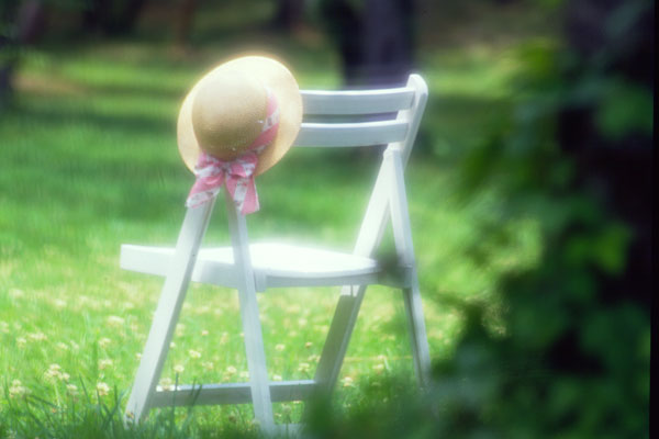 高原と白い椅子 麦わら帽子 夏の高原イメージ 画像 無料写真素材 フリー素材