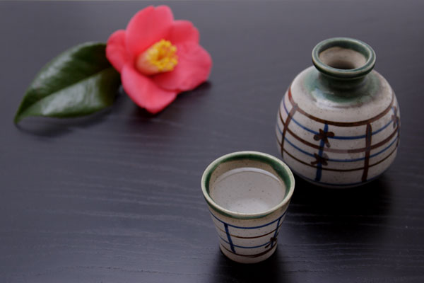 椿の花と猪口 徳利｛銚子）画像 無料写真素材 フリー写真素材