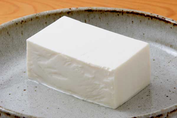 陶器の器に入れた絹ごし豆腐。なめらかな質感を見せた写真　フリー写真素材