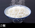 湯気が上がる茶碗によそった飯ご