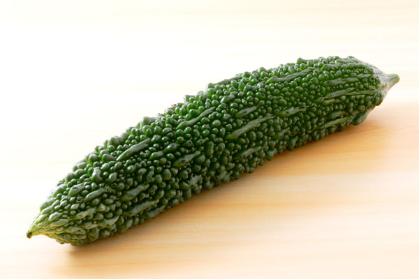 ゴーヤ 画像3 板 木目のバック 野菜の素材 無料写真素材