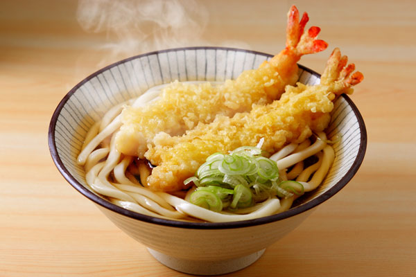 湯気が立つ天ぷら（エビ）うどん 画像2 フリー写真素材