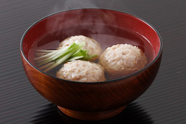 湯気が立ち上るつみれ汁。お椀に3個のつみれと水菜の彩り