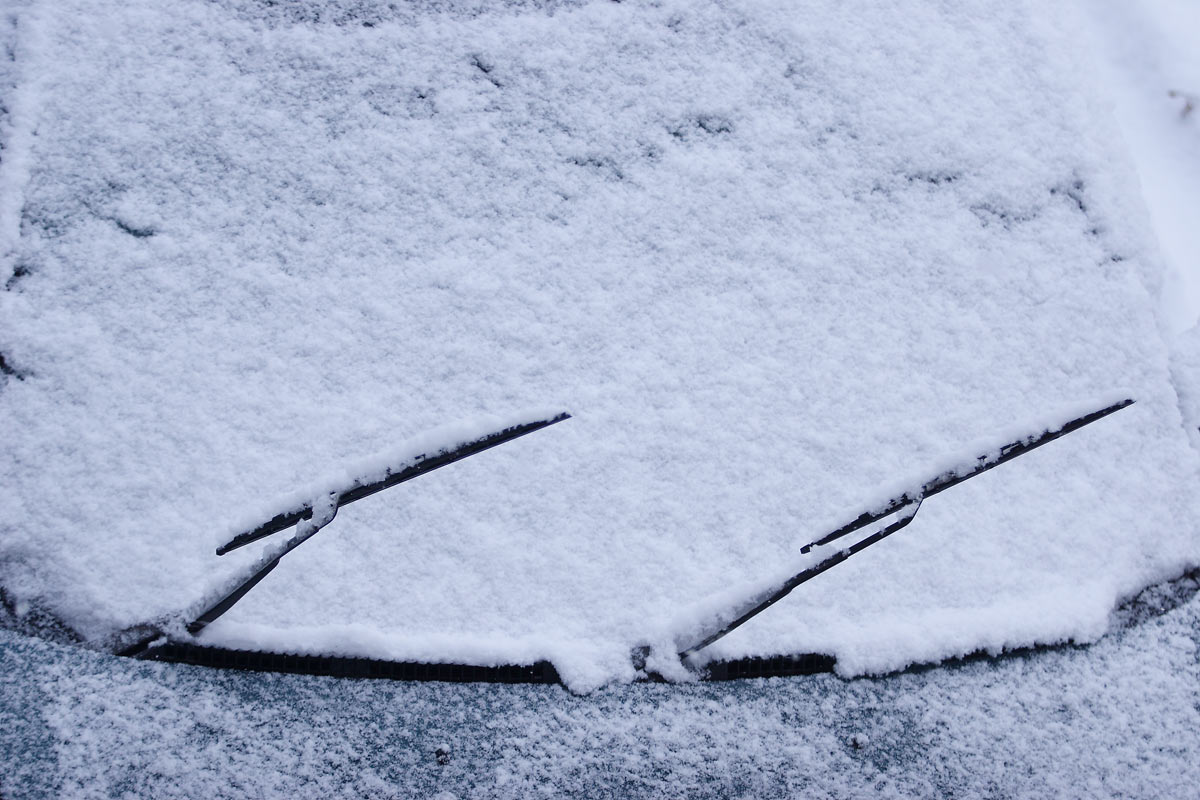 h64-6374　車フロントガラス雪1