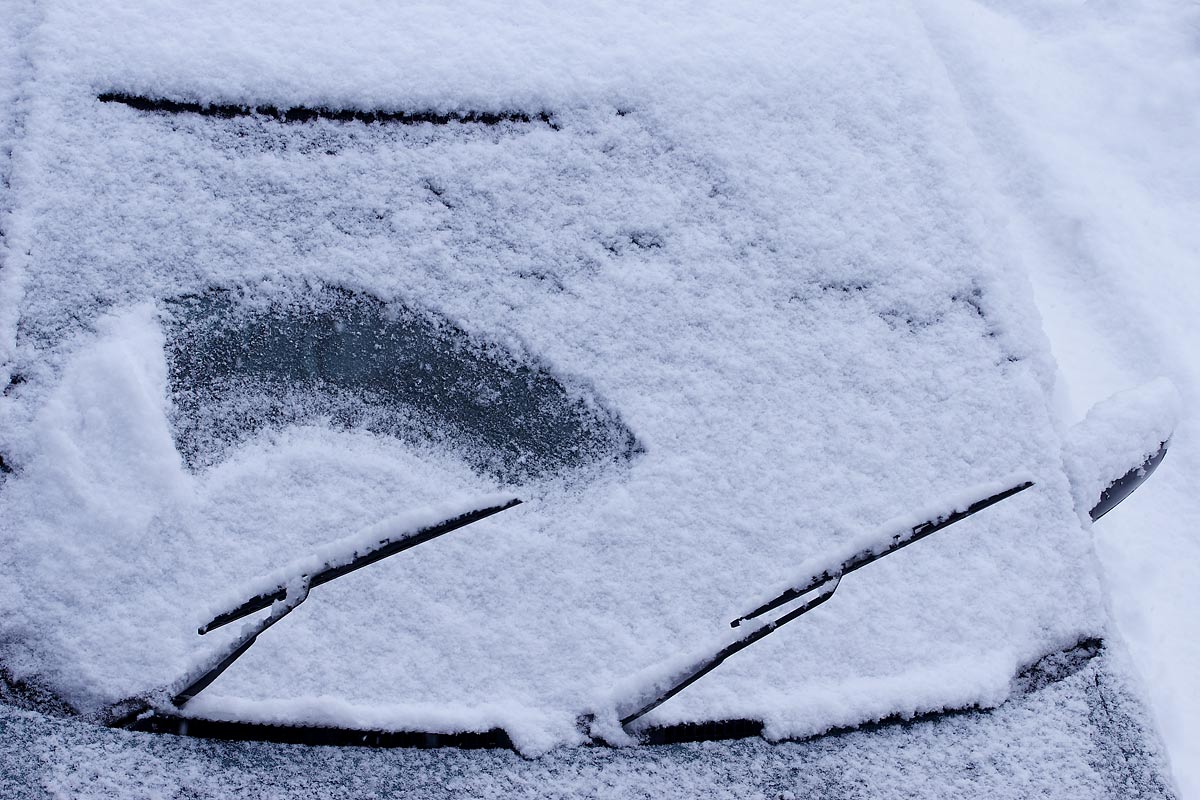 h64-6383　車フロントガラス雪2