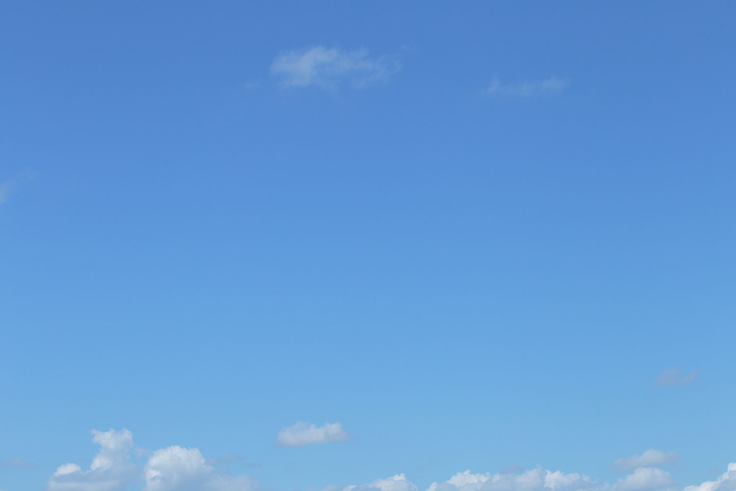 i72l-3552　青空と雲