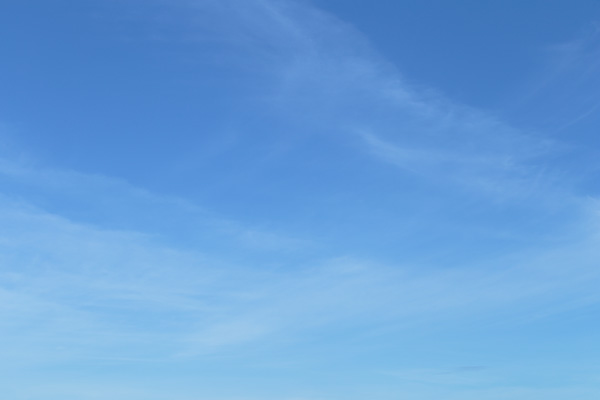 真っ青な青空にうっすらと筋雲。合成素材2点 