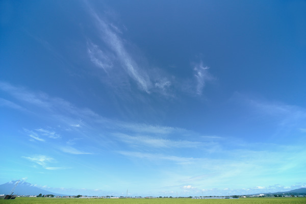 真っ青な青空にうっすらと筋雲。合成素材2点