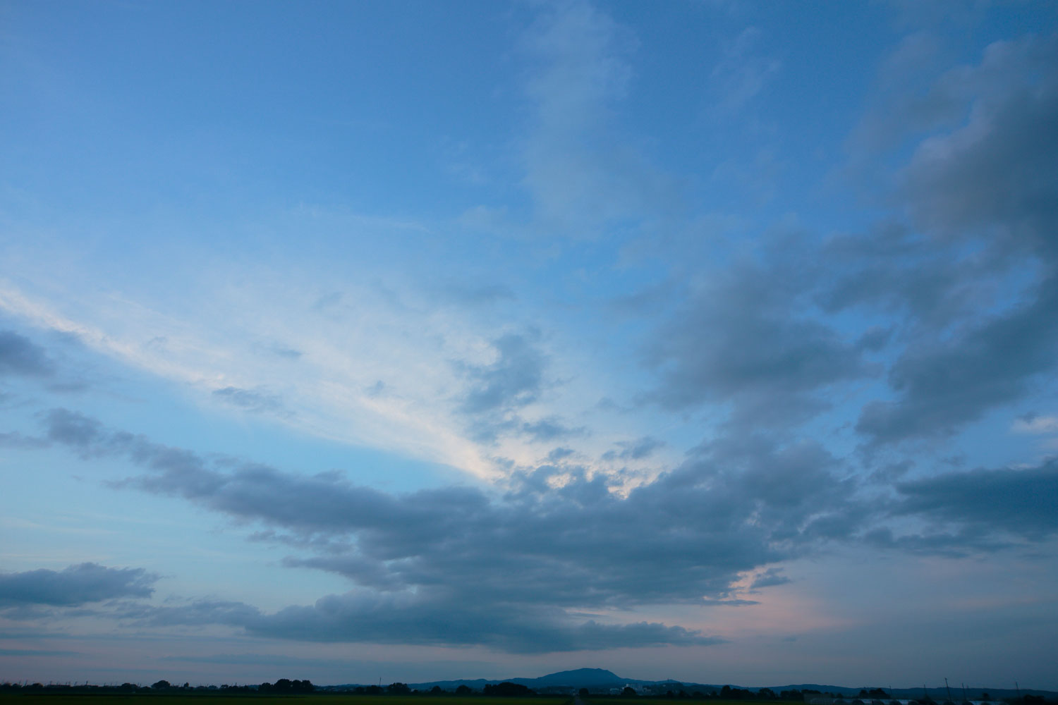 i73l-3614　夕暮れの空の色と雲