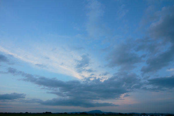 暮色の空、素材。群青の空に少し赤く染まった雲が棚引く