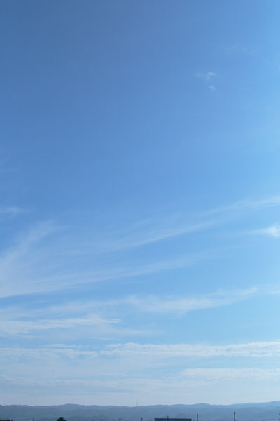 早朝の爽やかな青空の無料画像、素材。合成素材に最適。