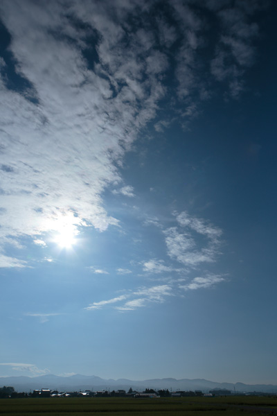 夏、早朝の上り始めた太陽とかかる雲。凛とした朝の空気。