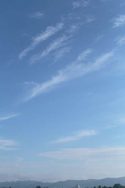 早朝の太陽が上り始めた頃の青空と雲。凛とした朝の空気
