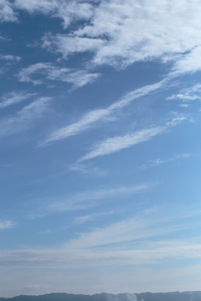 早朝の青空と雲。凛とした朝の空気。東の空と西の空、2枚。