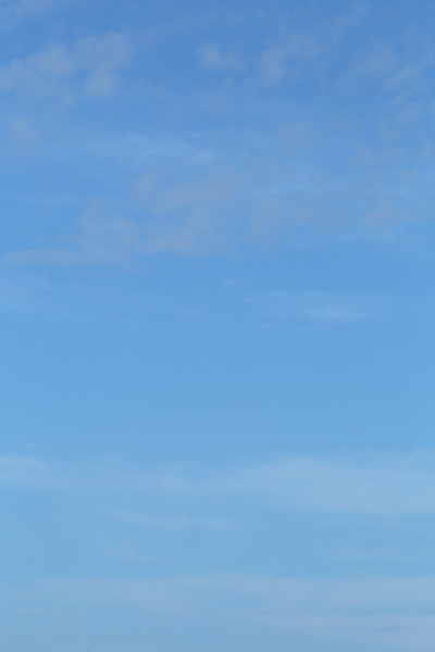 早朝の青空と雲。凛とした朝の空気。東の空と西の空、2枚。縦位置の合成用空の画像