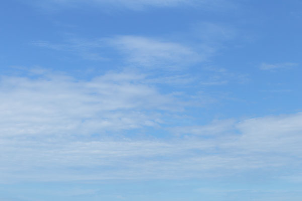 青空に筋雲2カット。雲のデザイン素材、合成写真素材。