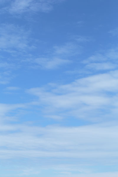 青空と雲 縦 画像 フリー写真素材