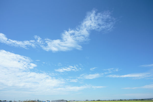 ワイドレンズによる広大な青空と遊ぶ雲の写真2点、合成用写真素材