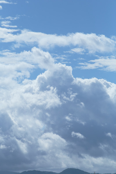 わき上がる雲 　縦の画像