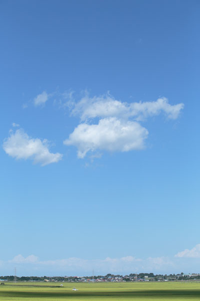 青空と雲 縦 画像 フリー写真素材