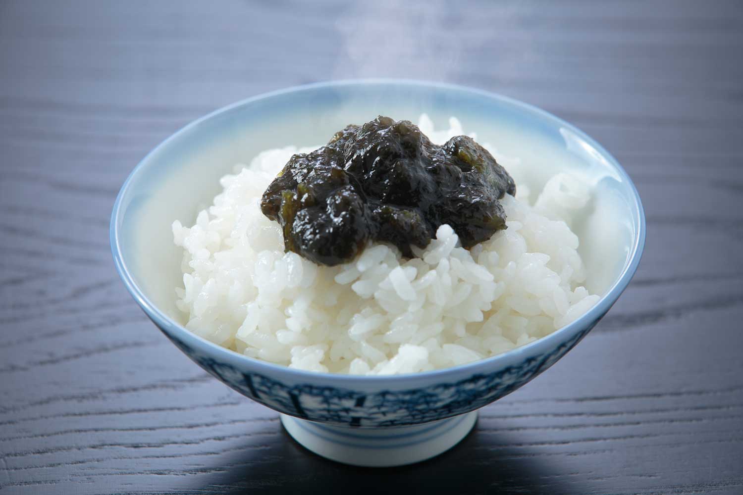 i76l-4314a　ご飯に乗せた海苔の佃煮 湯気