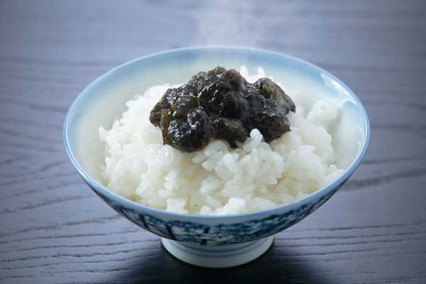 湯気が立ち上る海苔の佃煮を乗せたご飯 画像2 フリー写真素材