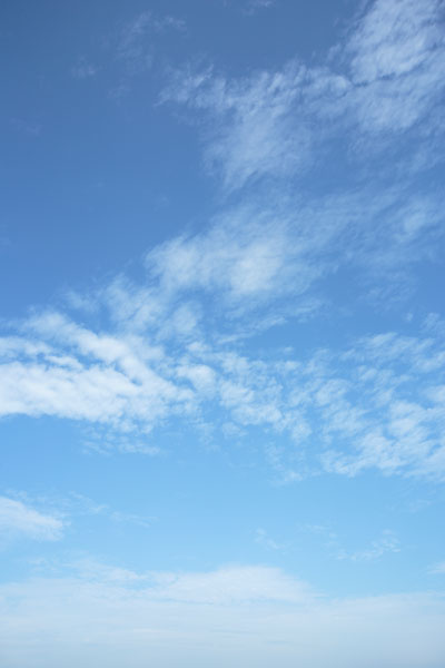 明るい爽やかな青空に浮か雲。縦位置の画像2枚。筋雲・うろこ雲
