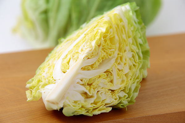 新キャベル（春キャベツ）を2分の1、4分の1にカットしてそれぞれ断面を見せて撮影した3バリエーション。 